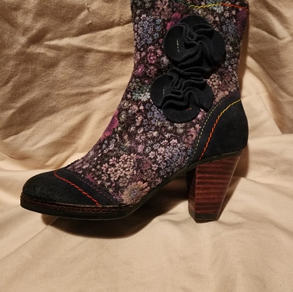 L'Artiste Floral Booties - Picture 6 of 13